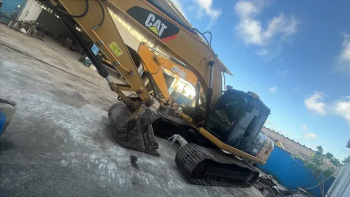 Escavadeira CAT 320DL ano 2011