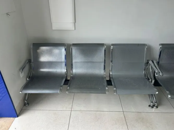 Vendo cadeira longarina de 3 e de 4 lugares