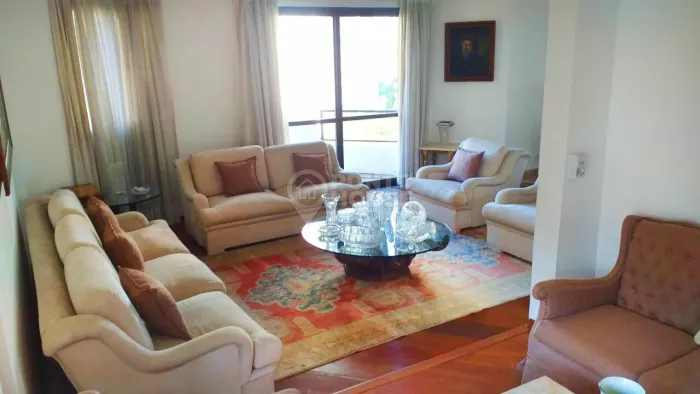 Apartamento à venda na Vila Mariana com 3 quartos e 3 suítes.