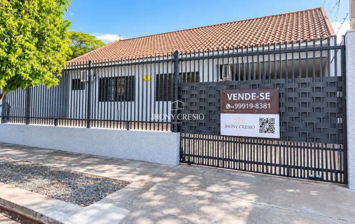 Casa à venda com edícula e piscina.