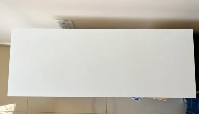 Mesa de escritório e duas cadeiras brancas de plástico
