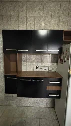 Armário de cozinha preto com marrom, usado mais em perfeito estado