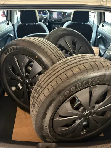 Pneu Goodyear Wrangler 205 60 R16 / Rodas de ferro com calota Nivus sense