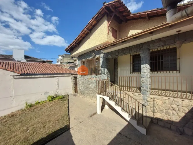 Casa á venda de 3 quartos com 4 vagas no bairro Ipê / São Marcos em Belo Horizonte MG