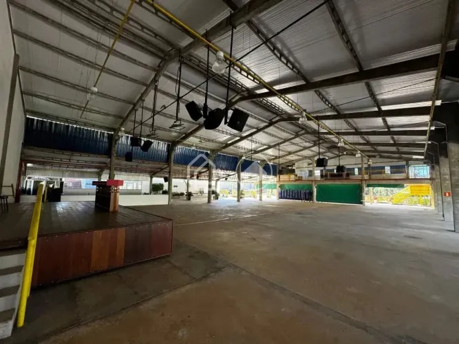 Amplo terreno com três Galpões estruturados em João Monlevade