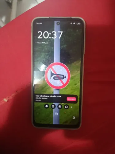 Moto g54 5g NFC tem trinco na tela maís atrapalha em nada 