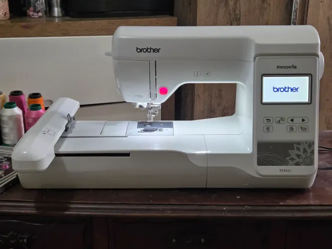 Máquina de bordar brother PE 810l