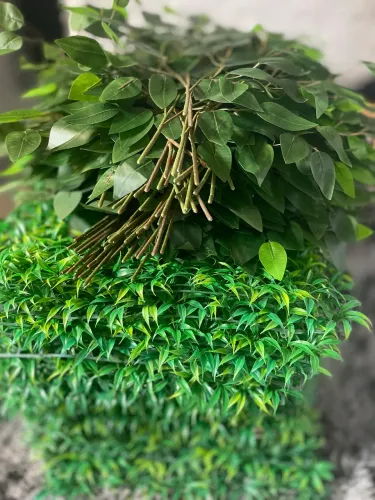 vendo placas em formato de grama  , acompanha 69 ramos grandes de flolhas artificiais!!!