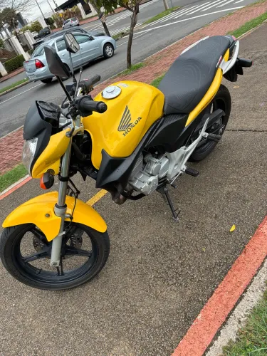 CB300R 2012 pneus novos, apenas 45.800km rodados, muito bem cuidada