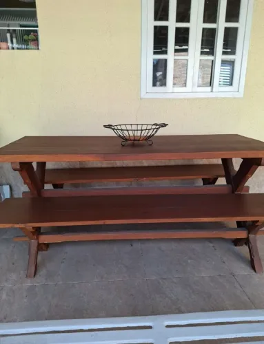 VENDO MESA E BANCOS EM MADEIRA MACIÇA