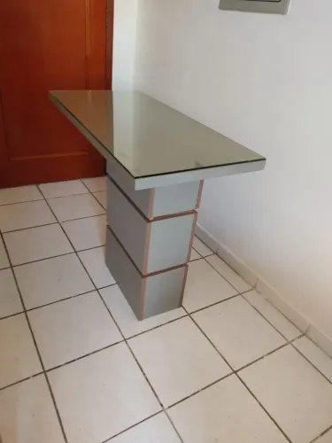 Mesa de madeira e vidro de 95cm/45cm para espaços pequenos