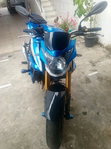 Vende-se Suzuki GSR 750