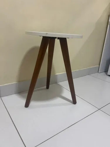 Mesa lateral pequena com pés de madeira