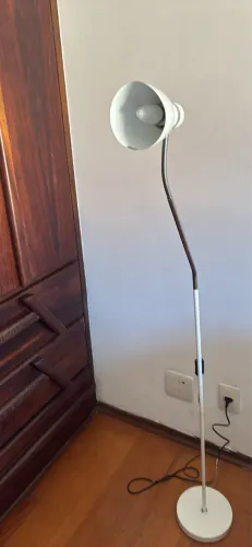 Luminária de chão flexível branca