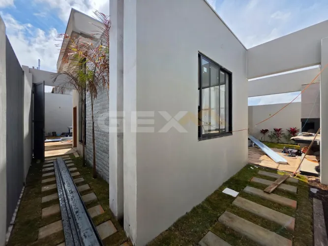 Casa à Venda com 03 Quartos no Bairro Fábio Notini em Divinópolis MG.