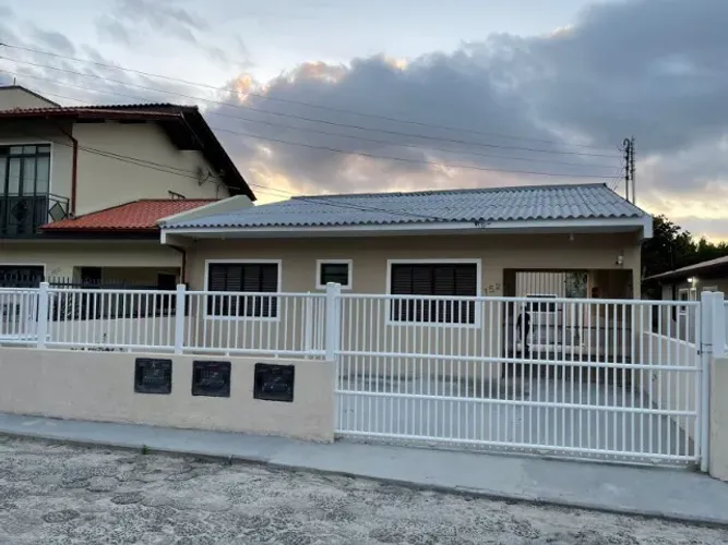 Alugo casa de praia no Pântano do Sul com 2 quartos, 2 banheiros e 1 sala, churrasqueira.