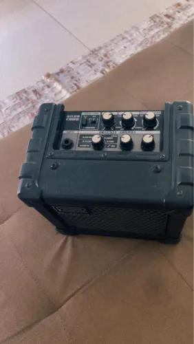 Vendo amplificador de guitarra Roland.