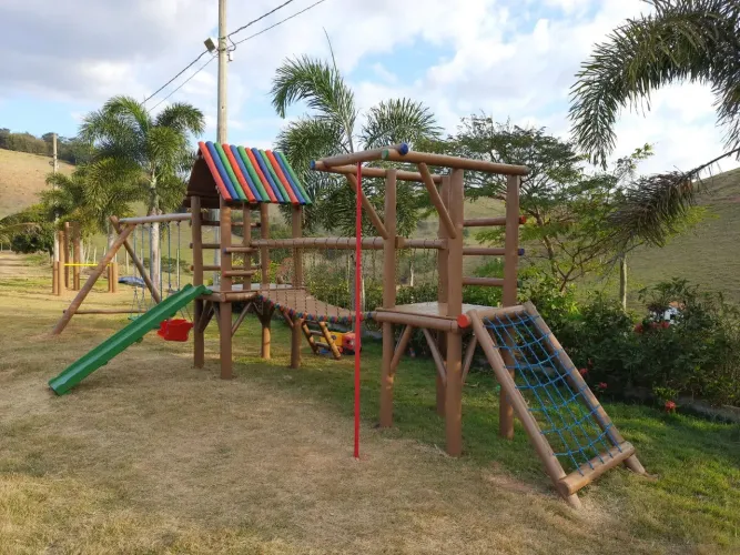 Playgrounds em madeira tratada.