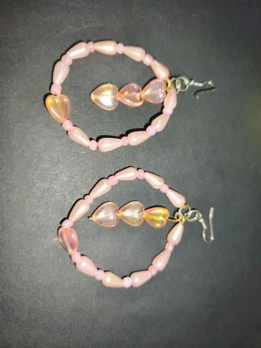 Kit brinco e cordão rosa com corações.