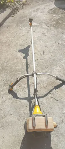 Roçadeira à gasolina e roçadeira elétrica.