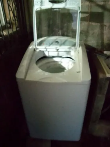 Só tem um vazamento no fundo ... máquina que lava e centrifuga barato