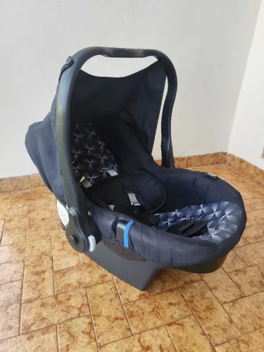 Bebê conforto 0-13Kg com capota solar Tutti Baby com alça ajustável e cinto de 3 pontas