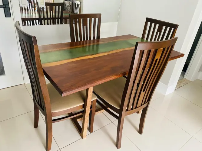 4 CADEIRAS + MESA COM TAMPO DE RESINA E MADEIRA NOBRE (NÃO ACEITO TROCA)
