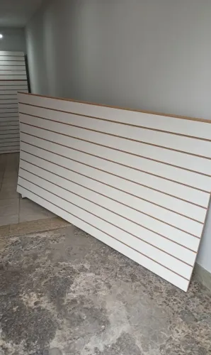 Painel canaletado 275 de comprimento por 1,83 de altura Com 100 Ganchos