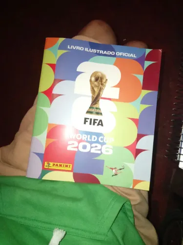 Álbum e algumas cartinha da Fifa brilhante incluindo CR7 e Lamine Yamal