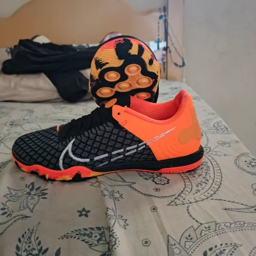 Sapato de futsal, react gato