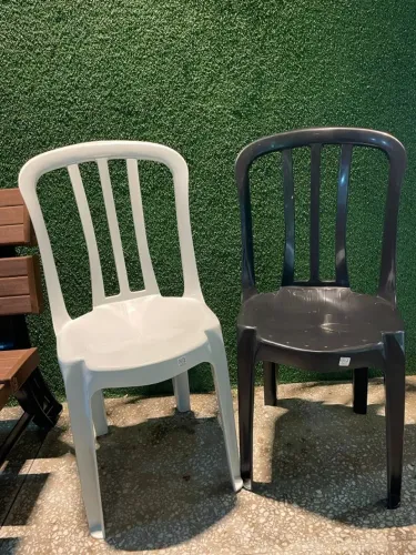 Cadeira de plástico bistrô, ideal para igrejas, locação, festas, comercio em geral