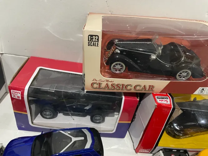 Lote 10 miniaturas 1/32 abre porta tem fricção.  São 10 miniaturas 