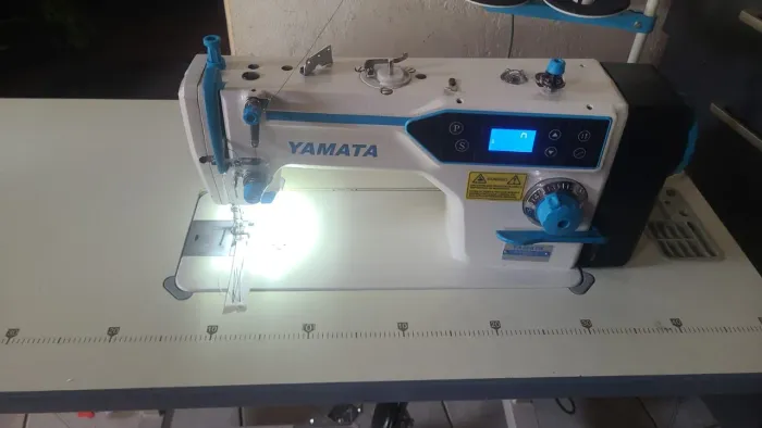 Máquina de costura reta industrial Yamata