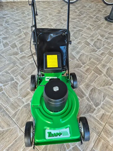 Maquina de roçar grama.