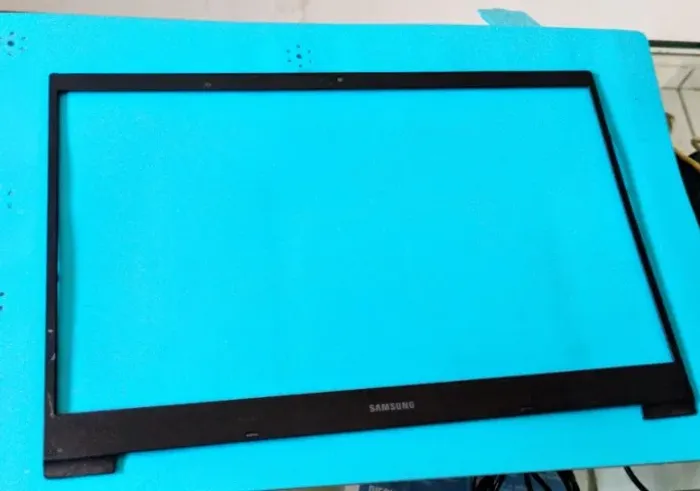 Carcaça Moldura Tela Notebook Samsung Book NP550XDA-KP3BR Usada