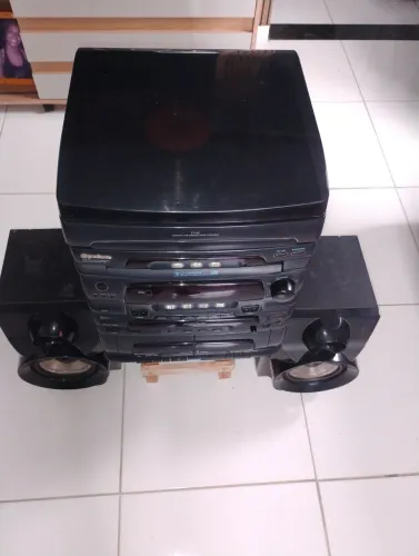 Som 3 em 1, Gradiente funciona rádio, e vinil, CD e deck não ? com caixa.
