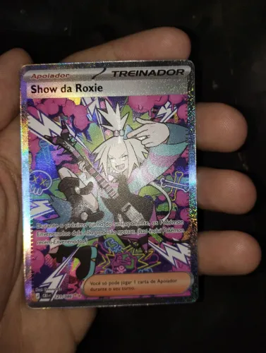 Cartinha Pokémon Show da Roxie (Nº 121/086) coleção Caos Ascendente