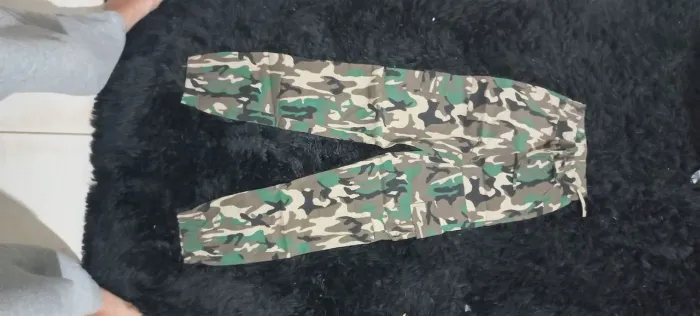 Calça cargo camuflada - Tamanho 38