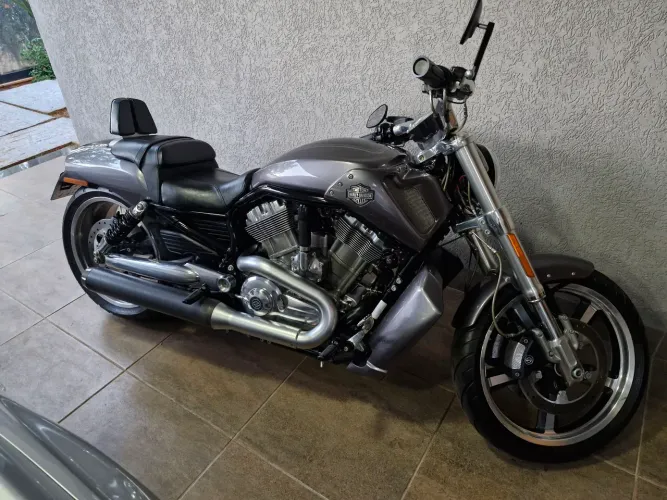 Moto impecável. 