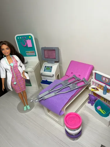 Boneca Barbie Profissões - Clínica Médica 