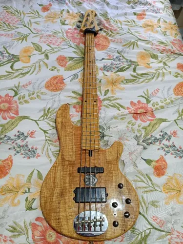 Baixo lakland 5502