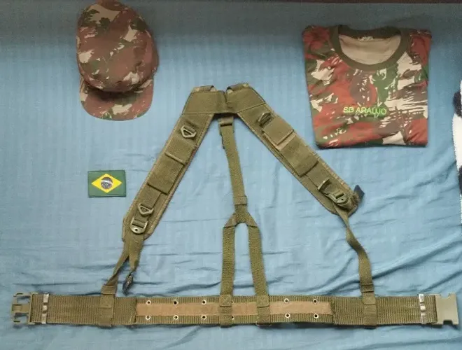 Suspensório militar + gorro tam. 60 + camiseta + bandeira do Brasil