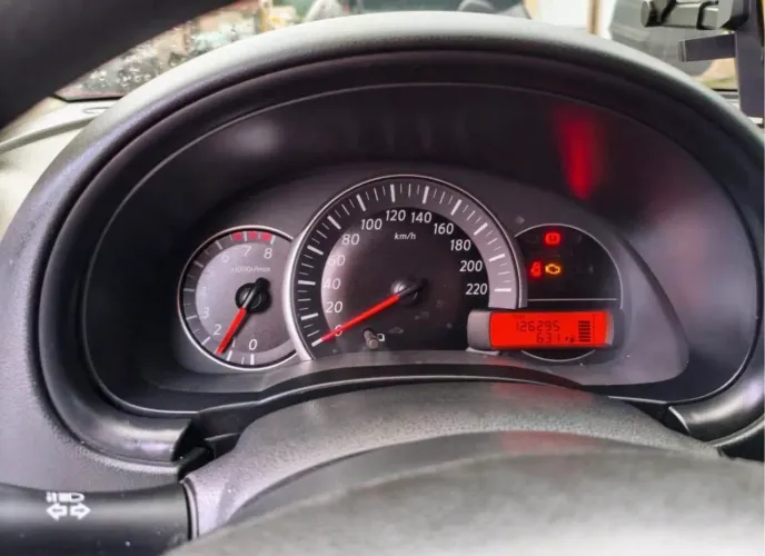 Nissan March SV 1.0 12V Flex 5P 2015