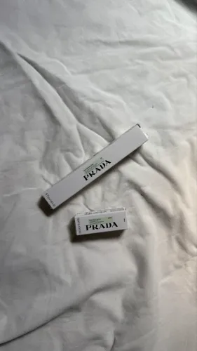 Kit Prada máscara de cílios + brinde lip balm travel size