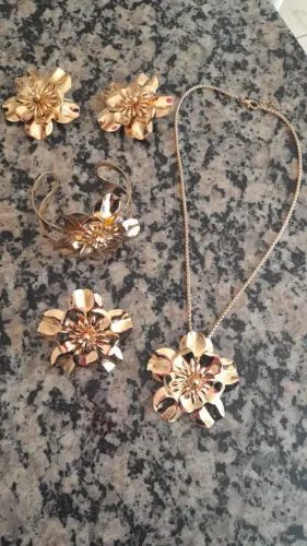 Conjunto com 4 peças em flor 