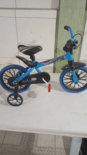 Vendo bicicleta infantil aro 12 em perfeitas condições.