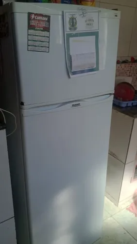 Vendo geladeira Dako gelando muito encima e embaixo(defeito)portad cima soltou n interfere