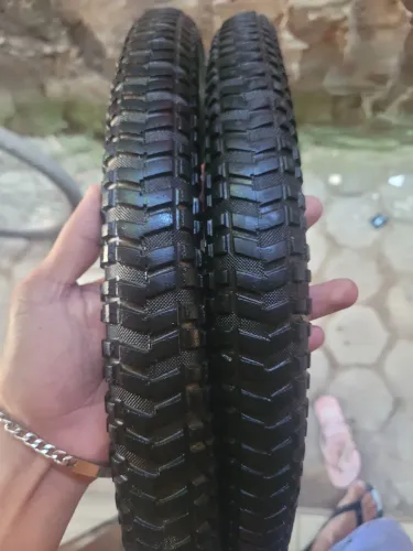Vendo peneu por 30 os dois