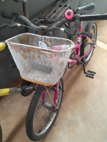 2 bicicletas precisando de reforma