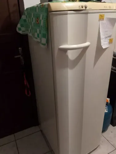 VENDO UMA GELADEIRA 200,00